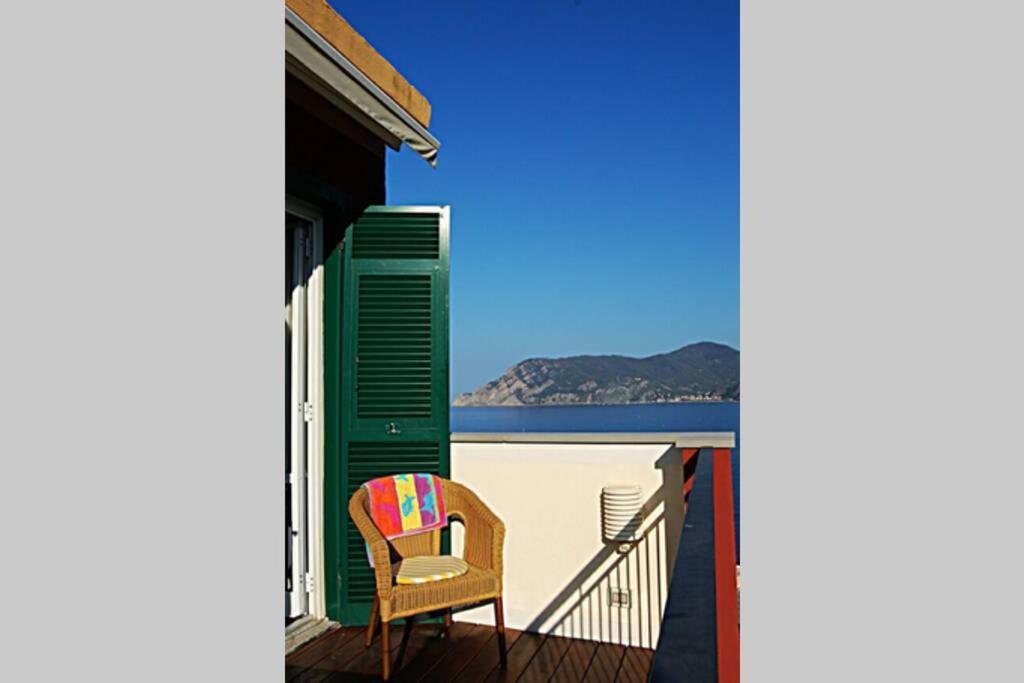 The Honeymooners' Paradise Suite 韦尔纳扎 外观 照片